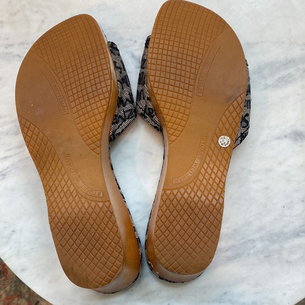 Stuart Weitzman Graffiti Logo Buckle Wooden Sandal Wedge - Picture 4 of 7